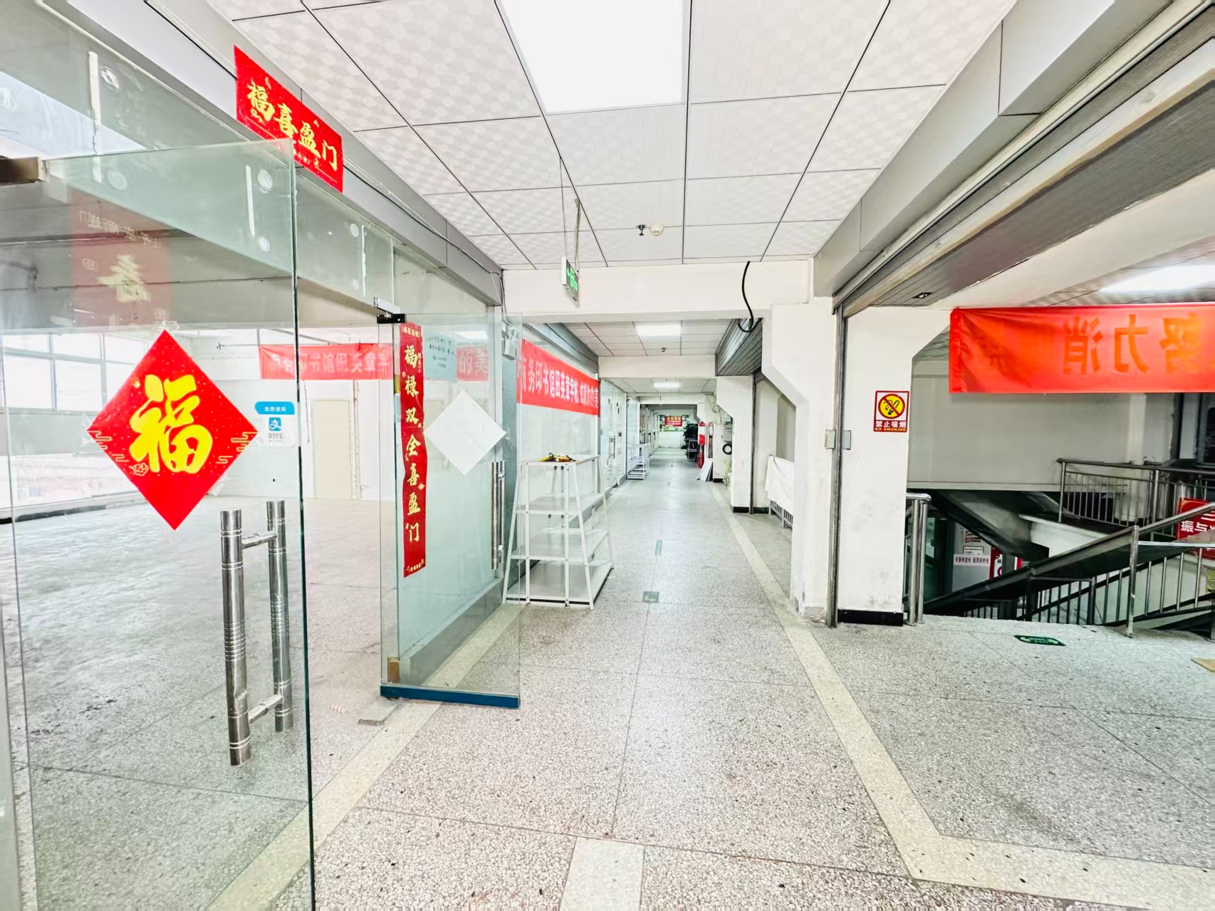瀍涧大道辅路灵活办公空间，满足企业不同发展阶段需求 ✨ 商业配套完善，助力企业快速成长 ✨ AI产业资源链接，共建创新生态 ✨ 办公、展示、运营一体化空间  现在入驻，抢占AI产业发展新赛道！